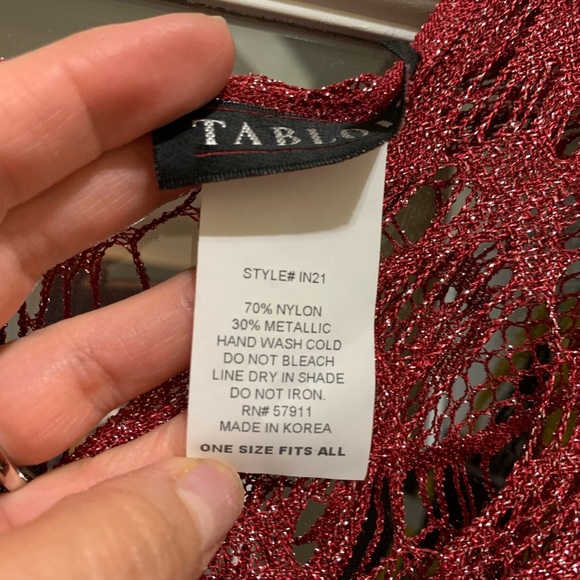 Tabloid shawl - Picture 3 of 4